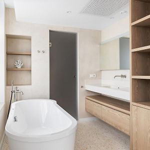 Deluxe Double Room Bath